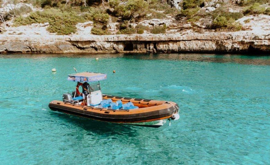 Paseo en lancha por la cala del Moro y Es Pontàs desde Cala Figuera