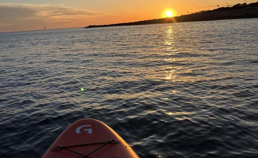 Paddle surf al atardecer en Cala Biniancolla