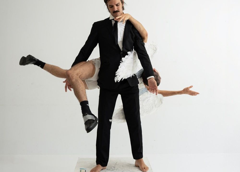 Performance Un beso blanco (Ernesto Artillo, Martí Corbera)