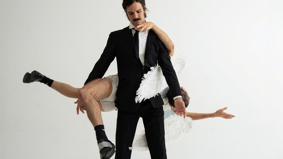 Performance Un beso blanco (Ernesto Artillo, Martí Corbera)