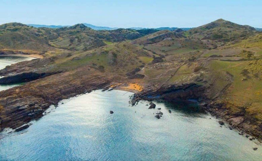 Paseo en barco por las calas del norte de Menorca