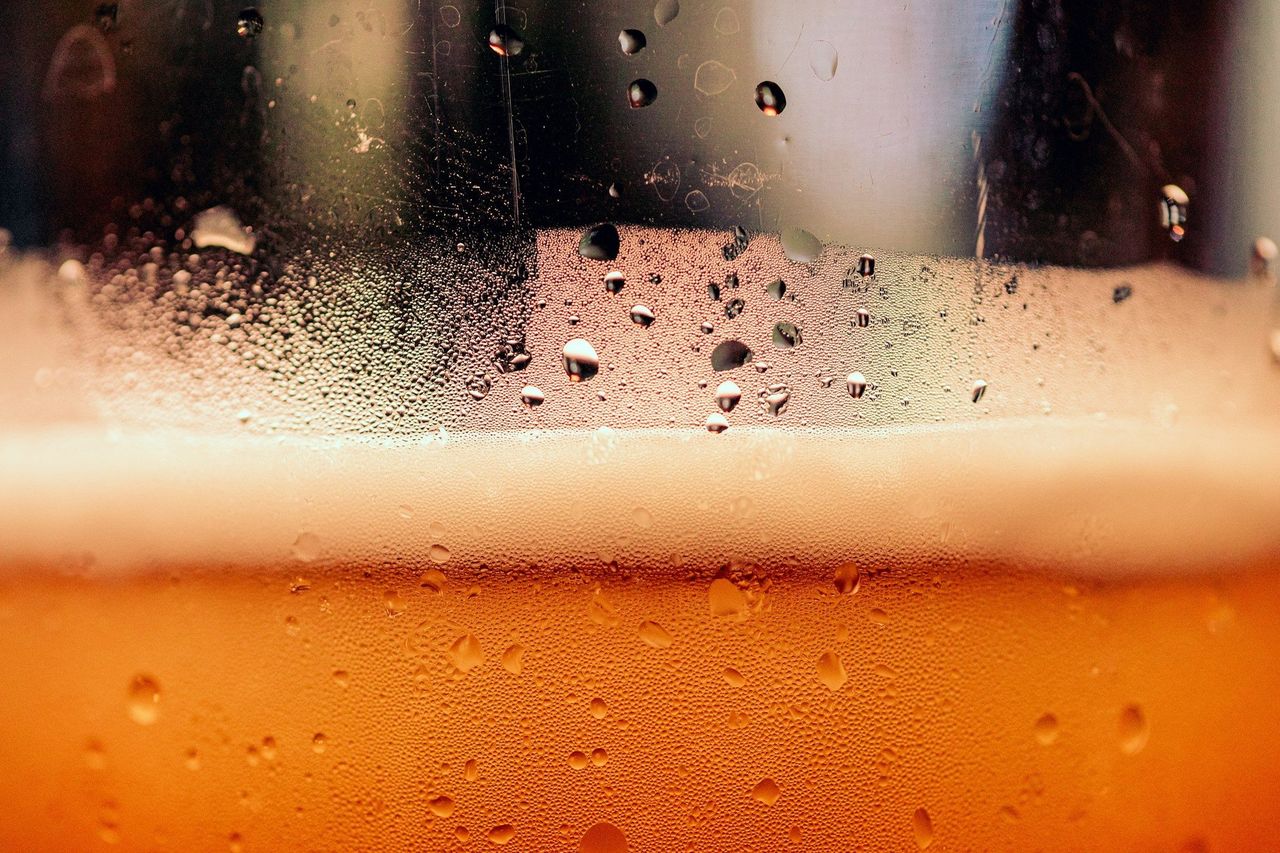 Cerveza artesanal. Foto: <a href="https://unsplash.com/@timothycdykes?utm_source=Hoy%20Apps&utm_medium=referral" target="_blank" rel="noopener">Timothy Dykes</a> (<a href="https://unsplash.com/photos/a-close-up-of-a-glass-of-beer-with-drops-of-water-Lq1rOaigDoY?utm_source=Hoy%20Apps&utm_medium=referral" target="_blank" rel="noopener">Unsplash</a>)