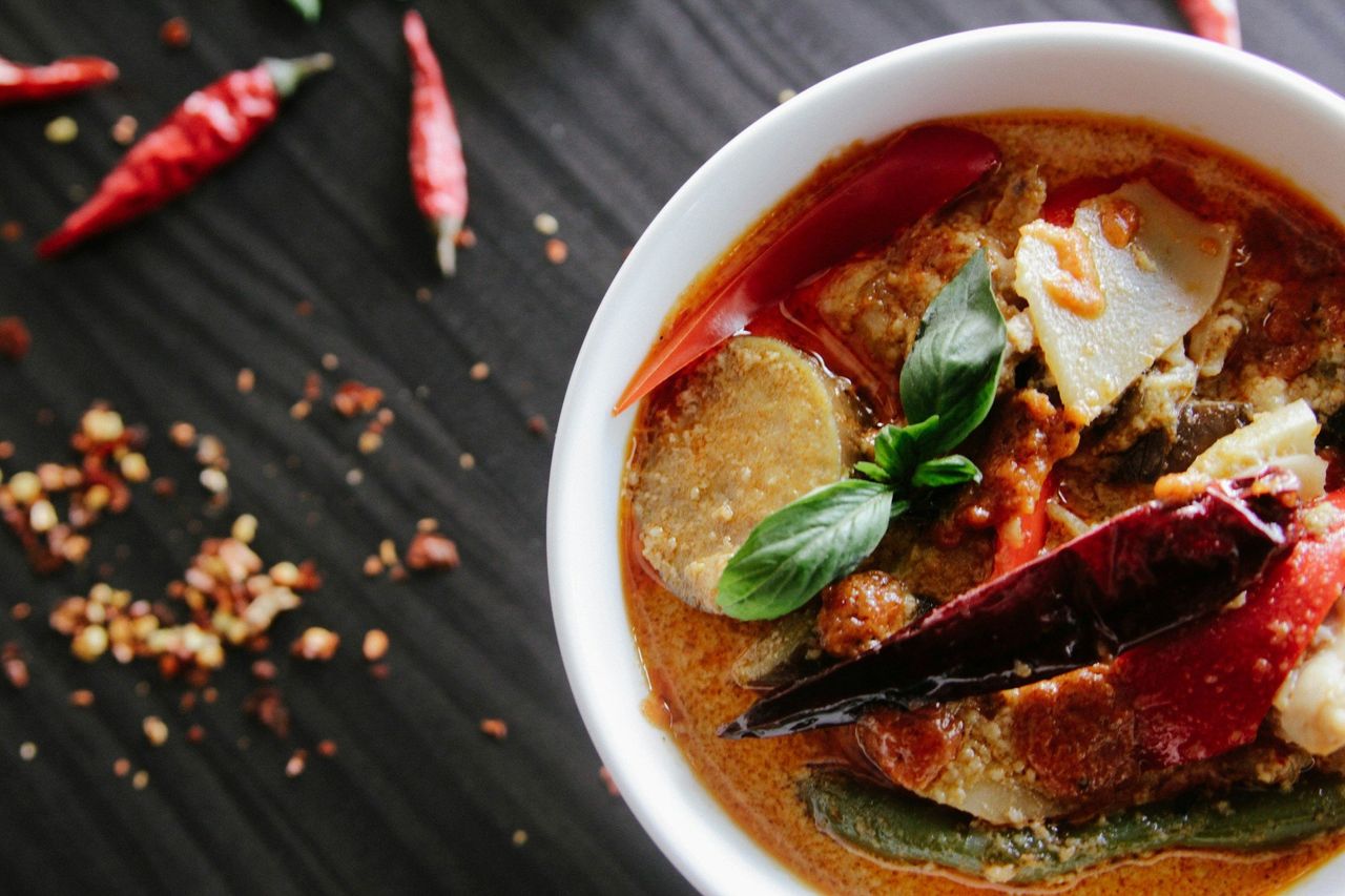 Curry tailandés. Foto: <a href="https://unsplash.com/@emysong_?utm_source=Hoy%20Apps&utm_medium=referral" target="_blank" rel="noopener">emy</a> (<a href="https://unsplash.com/photos/flat-lay-photography-of-vegetable-soup-on-white-ceramic-cup-XoByiBymX20?utm_source=Hoy%20Apps&utm_medium=referral" target="_blank" rel="noopener">Unsplash</a>)