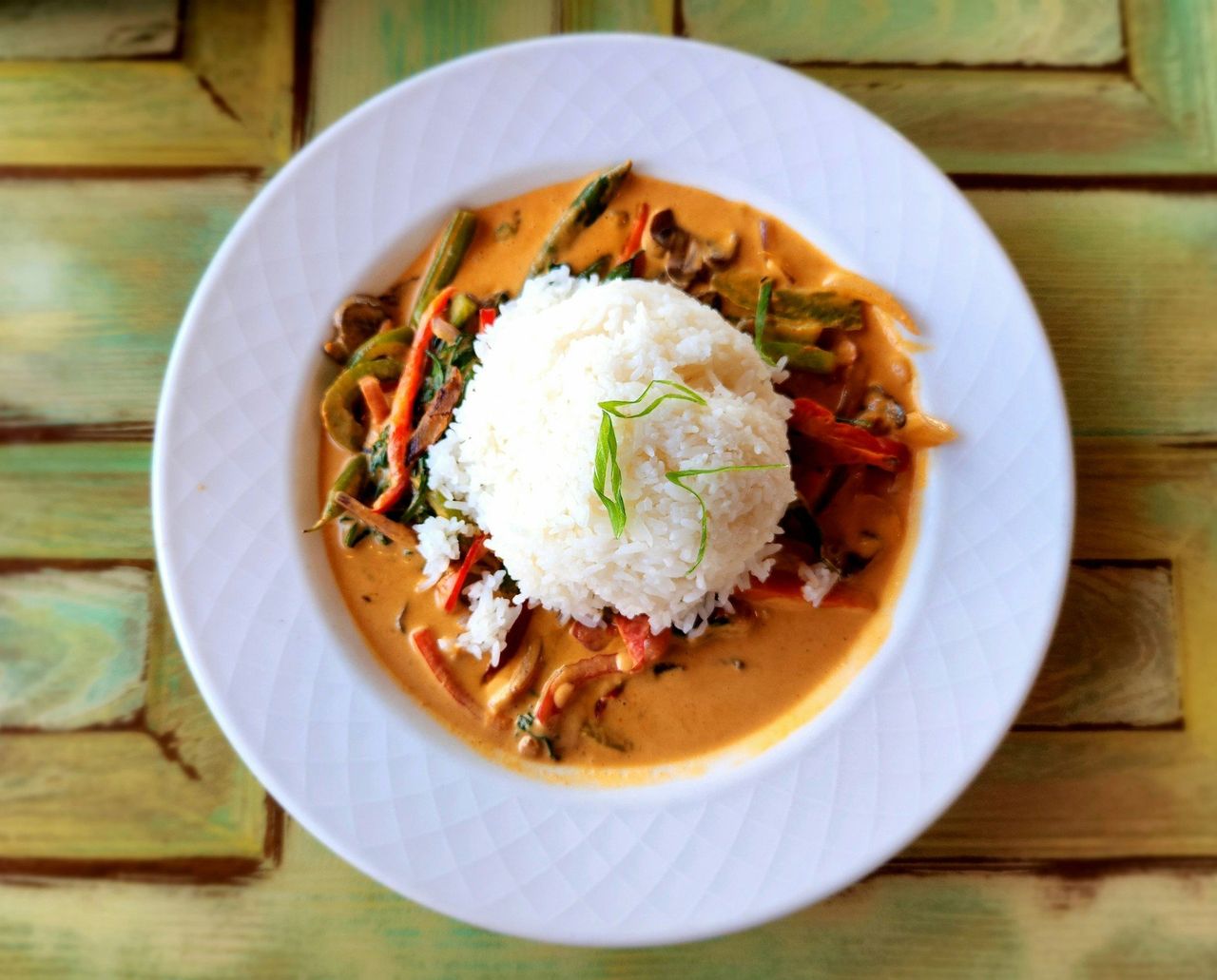 Curry tailandés. Foto: <a href="https://unsplash.com/@zoshuacolah?utm_source=Hoy%20Apps&utm_medium=referral" target="_blank" rel="noopener">Zoshua Colah</a> (<a href="https://unsplash.com/photos/a-plate-of-food-on-a-wooden-table-4ZyLEI4y3-0?utm_source=Hoy%20Apps&utm_medium=referral" target="_blank" rel="noopener">Unsplash</a>)