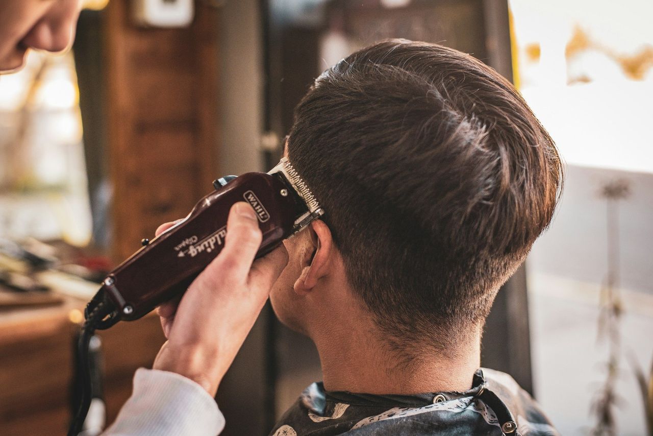 Corte de pelo clásico. Foto: <a href="https://unsplash.com/@agustinfernandez?utm_source=Hoy%20Apps&utm_medium=referral" target="_blank" rel="noopener">Agustin Fernandez</a> (<a href="https://unsplash.com/photos/man-in-white-dress-shirt-holding-black-dslr-camera-m21YynrKdsw?utm_source=Hoy%20Apps&utm_medium=referral" target="_blank" rel="noopener">Unsplash</a>)