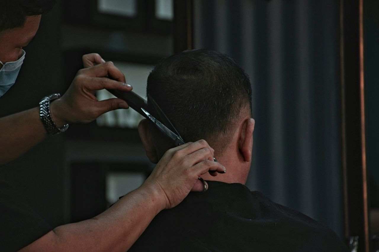 Corte de pelo clásico. Foto: <a href="https://unsplash.com/@jk2kphotos?utm_source=Hoy%20Apps&utm_medium=referral" target="_blank" rel="noopener">John Karlo Mendoza</a> (<a href="https://unsplash.com/photos/barber-cutting-mans-hair-idzUojjazCg?utm_source=Hoy%20Apps&utm_medium=referral" target="_blank" rel="noopener">Unsplash</a>)