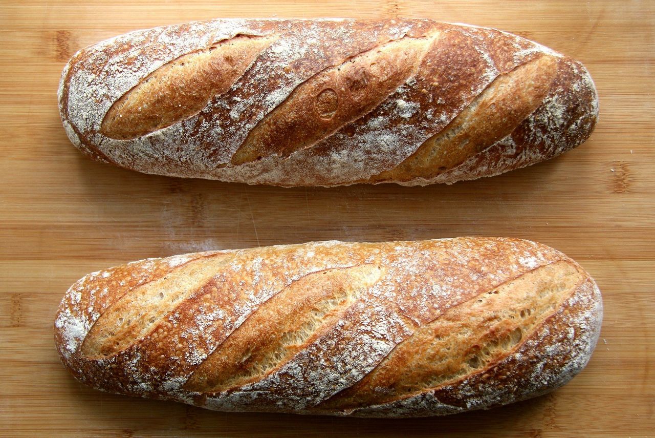 Pan de masa madre. Foto: <a href="https://unsplash.com/@tunnuz?utm_source=Hoy%20Apps&utm_medium=referral" target="_blank" rel="noopener">Tommaso Urli</a> (<a href="https://unsplash.com/photos/bread-on-brown-wooden-table-USg-3Z9T4uY?utm_source=Hoy%20Apps&utm_medium=referral" target="_blank" rel="noopener">Unsplash</a>)